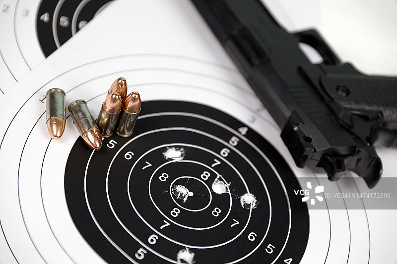 射击场中用枪和子弹射击目标图片素材