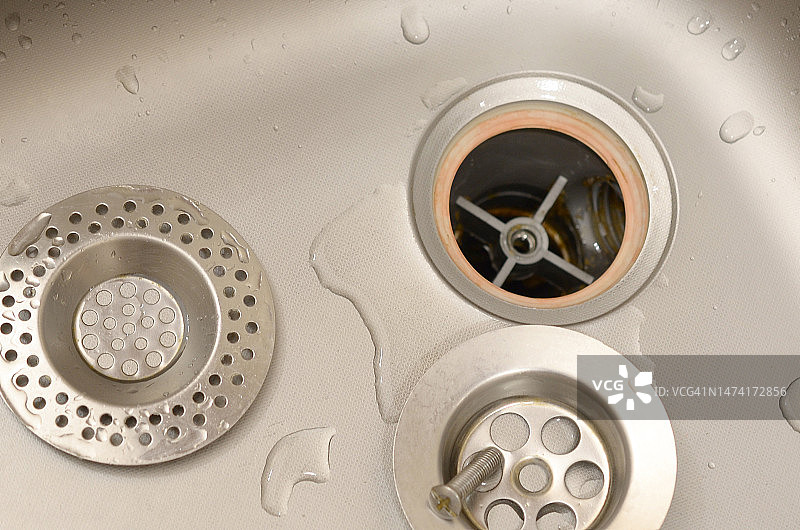 维修过程中带拆卸保护过滤器的银色厨房水槽，罗马尼亚图片素材