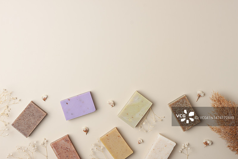 肥皂与花卉米色背景平铺，罗马尼亚。图片素材