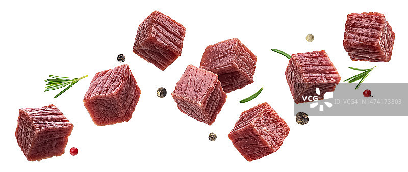 白色背景上分离的生牛肉块图片素材
