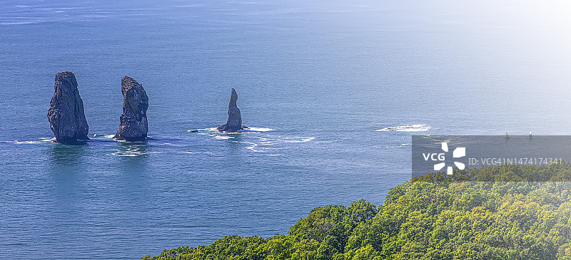 堪察加半岛阿瓦查湾的三兄弟岩图片素材