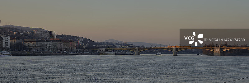 匈牙利布达佩斯河上桥梁景观图片素材
