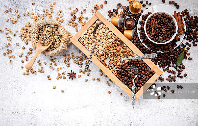 木箱中未烘焙和深度烘焙的绿棕色低咖啡因咖啡豆图片素材