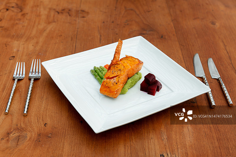 罗马尼亚餐桌上的盘中美食俯视图图片素材