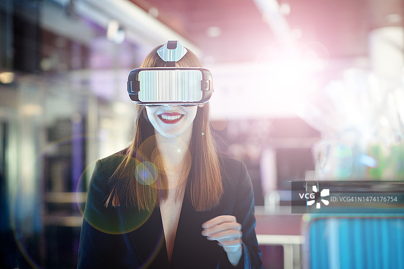 女人使用虚拟现实头显图片素材