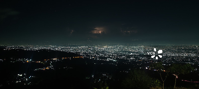 印度尼西亚夜间城市灯光下的雷雨夜图片素材