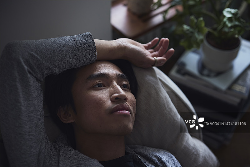 面临抑郁症躺在床上的悲伤男人图片素材