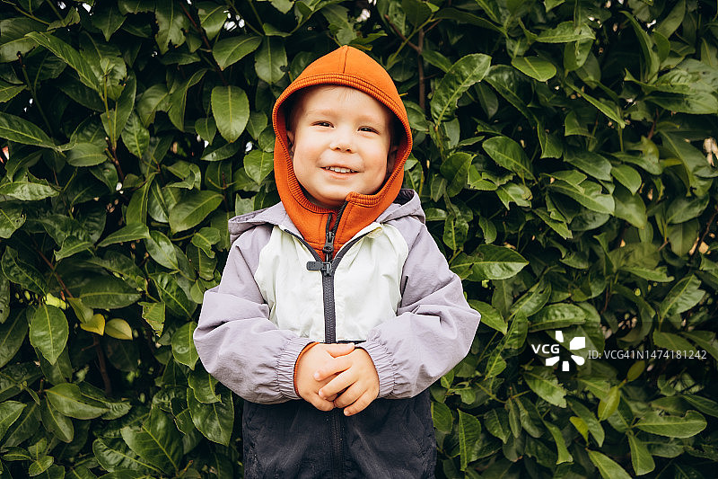 绿色背景上微笑的孩子图片素材