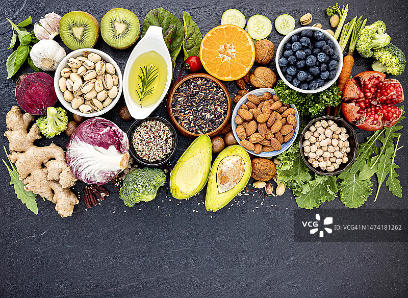 健康食品精选食材，深色石材背景，罗马尼亚图片素材