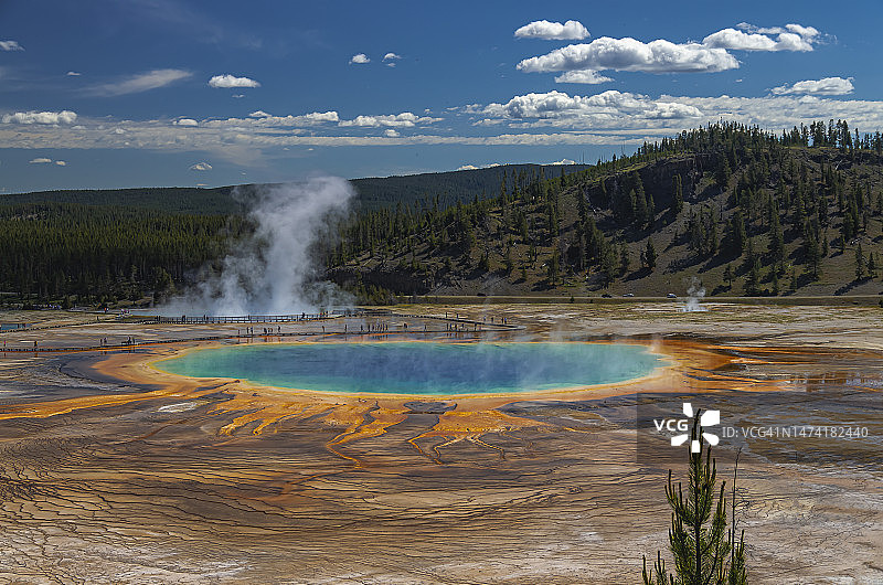 怀俄明州猛犸温泉在多云天空下的景色图片素材