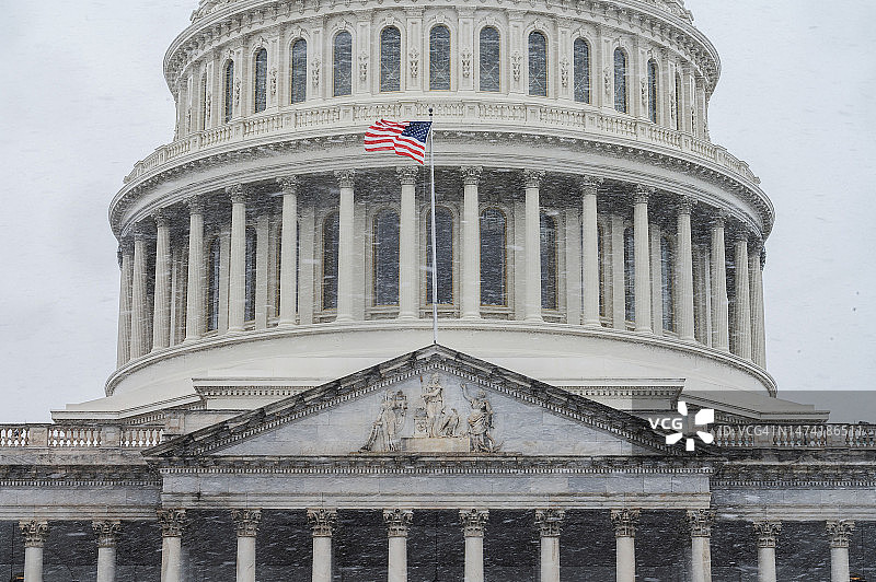 暴风雪中的美国国会大厦图片素材