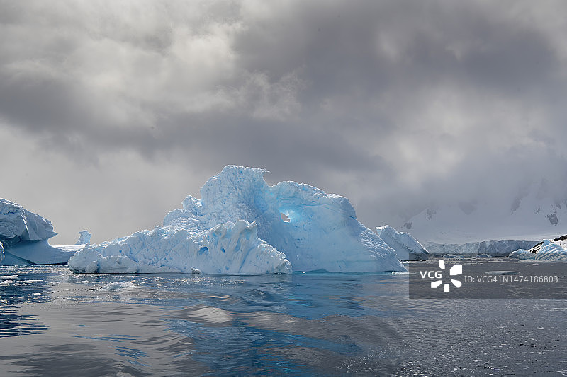 南极洲库弗维尔岛的壮丽冰山景观图片素材