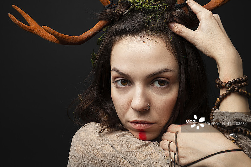 戴角的女性德鲁伊或萨满的面部特写图片素材