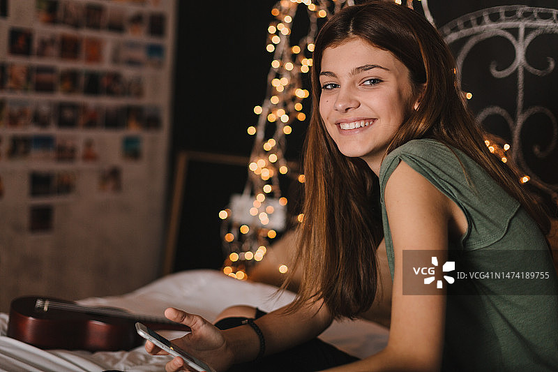 少女在卧室里享受休闲时光图片素材