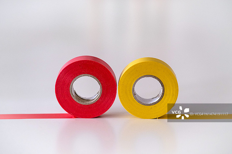 两种不同颜色的胶带卷的特写图片素材