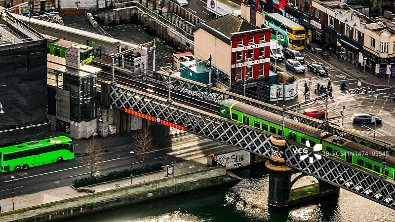 爱尔兰都柏林绿色通勤列车航拍景观图片素材