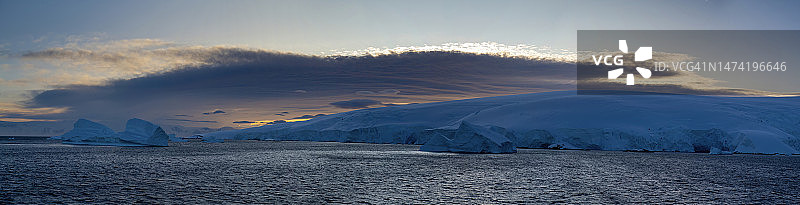 南极洲彼得曼岛日落全景图片素材