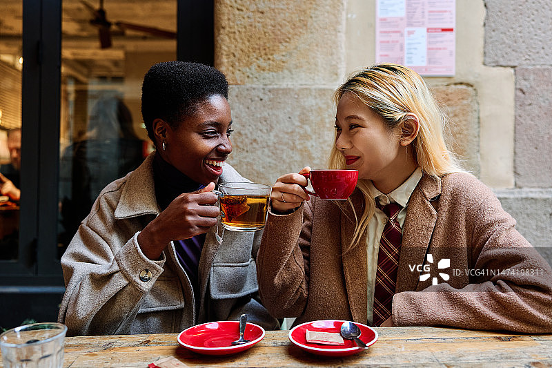 多民族朋友在咖啡馆喝咖啡聊天图片素材