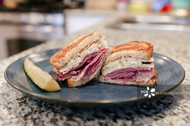 鲁宾三明治和腌黄瓜图片素材