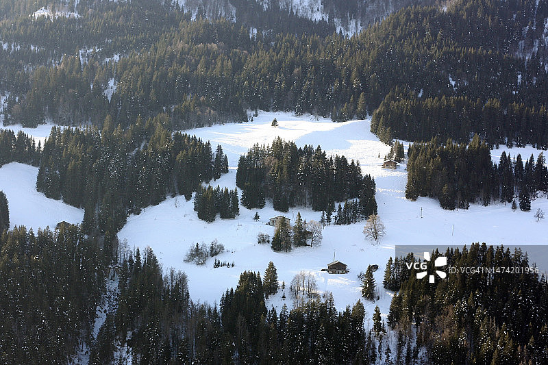 冬季末 Grand Bornand 阿尔卑斯小屋和阿拉维斯山脉图片素材