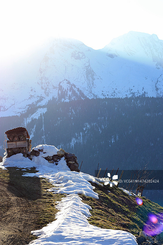 冬季末 Grand Bornand 阿尔卑斯小屋和阿拉维斯山脉图片素材