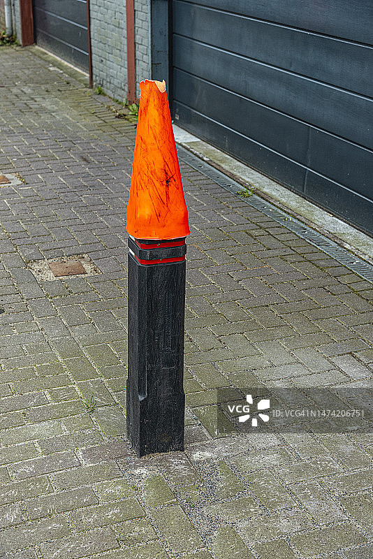 顶部破损的橙色交通锥图片素材