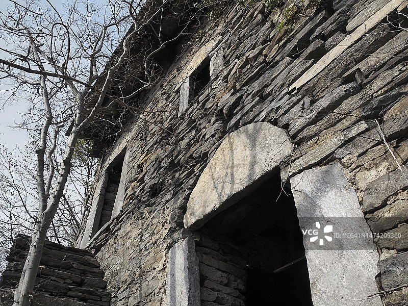 安特罗纳山谷古老废弃石屋图片素材