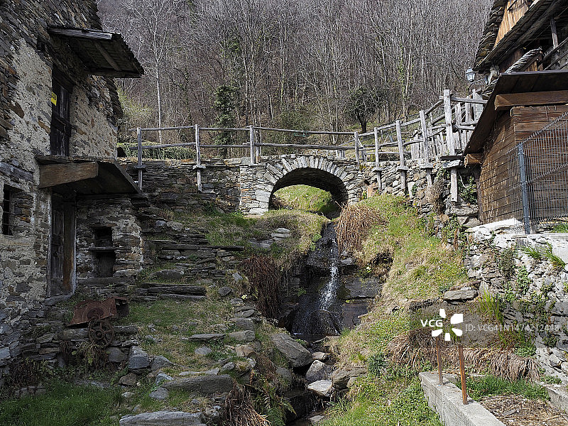 意大利北部安特罗纳山谷塔皮亚山村的古石桥图片素材