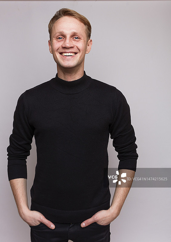 年轻人的友善微笑。愉快的交谈图片素材