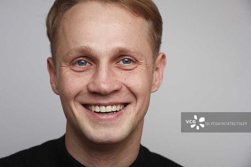 棕色头发年轻男人的愉快笑容图片素材