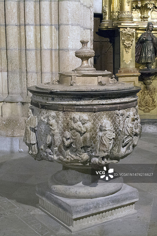莱昂大教堂的洗礼盆图片素材