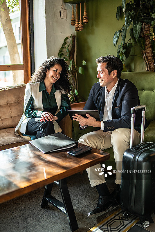 同事在咖啡店开会图片素材