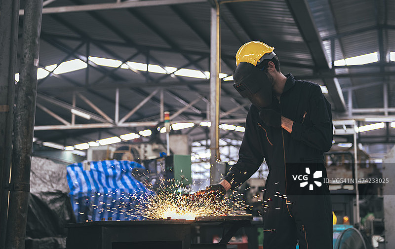 男人在工厂内焊接钢铁图片素材