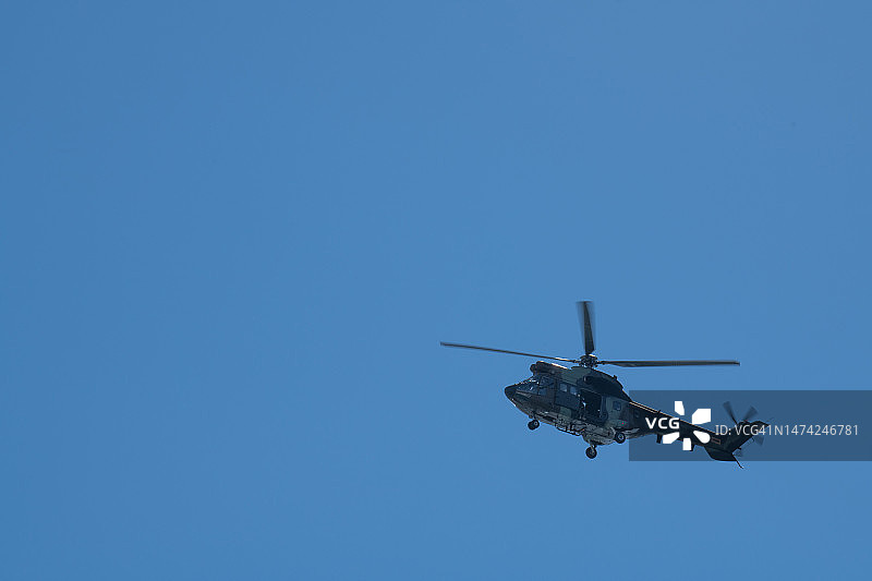 西班牙军队AS332超级美洲狮直升机在晴朗的天空飞行图片素材