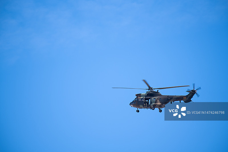 西班牙军队AS332超级美洲狮直升机在晴朗的天空飞行图片素材