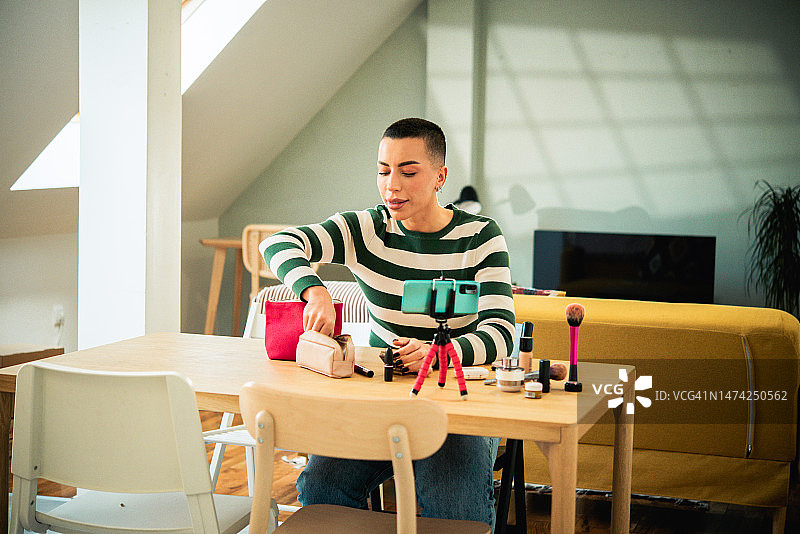 在家拍摄视频播客的快乐女子肖像图片素材