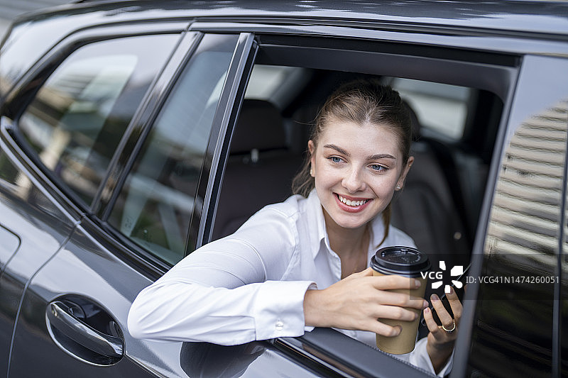 在车里用手机的年轻女商人图片素材