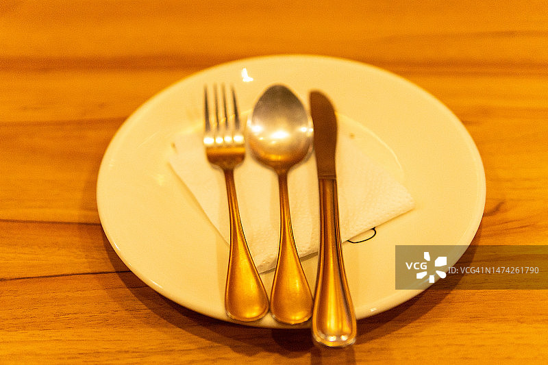 白色盘子上的刀叉图片素材