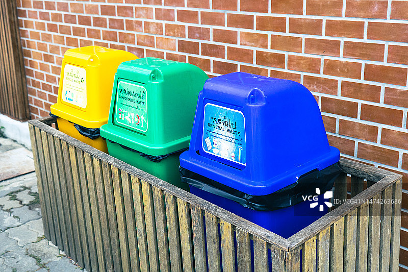 3个垃圾箱图片素材
