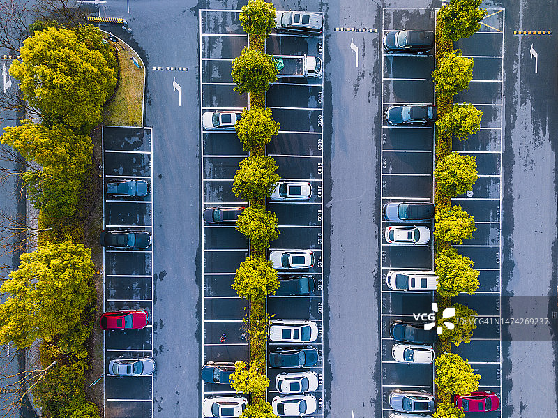 清晨的停车场鸟瞰图图片素材