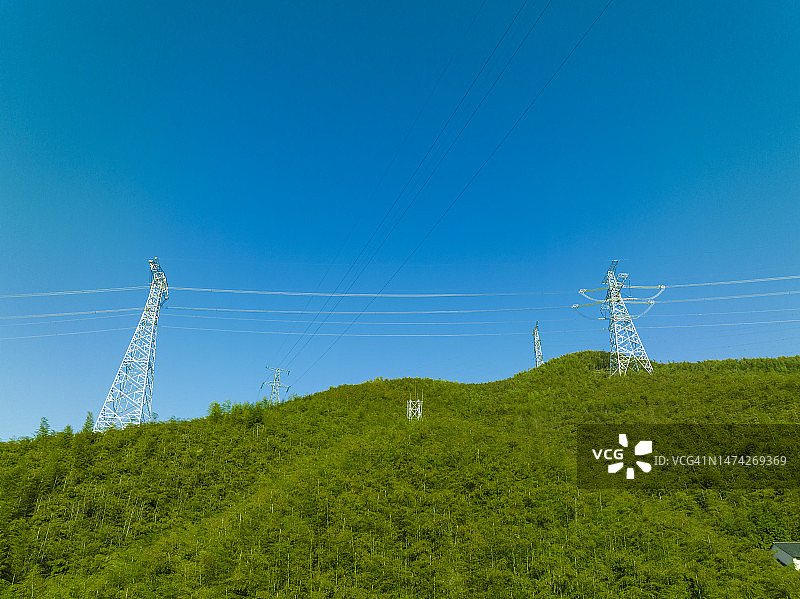 山顶上的高压输电塔图片素材