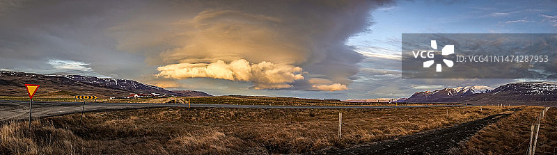 雪山背景下的超级单体雷暴云全景图片素材