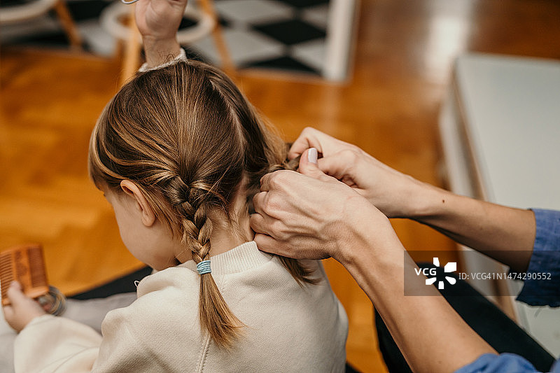 母亲在家为女儿梳头图片素材