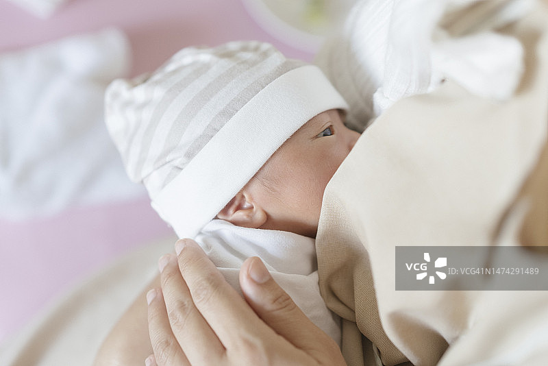 近距离拍摄亚洲母亲哺乳新生儿图片素材