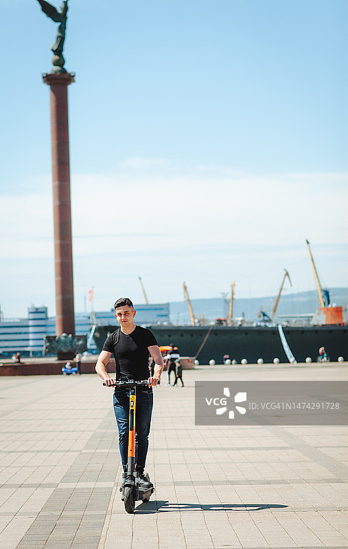 男人使用电动滑板车图片素材