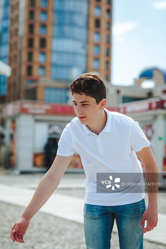 多层建筑背景下的青少年图片素材