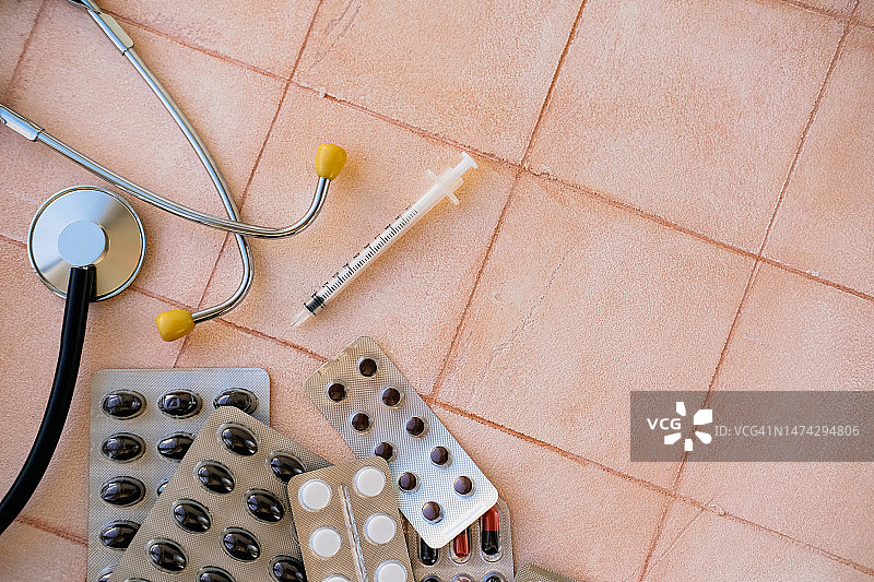 药丸泡罩包装、听诊器和注射器图片素材