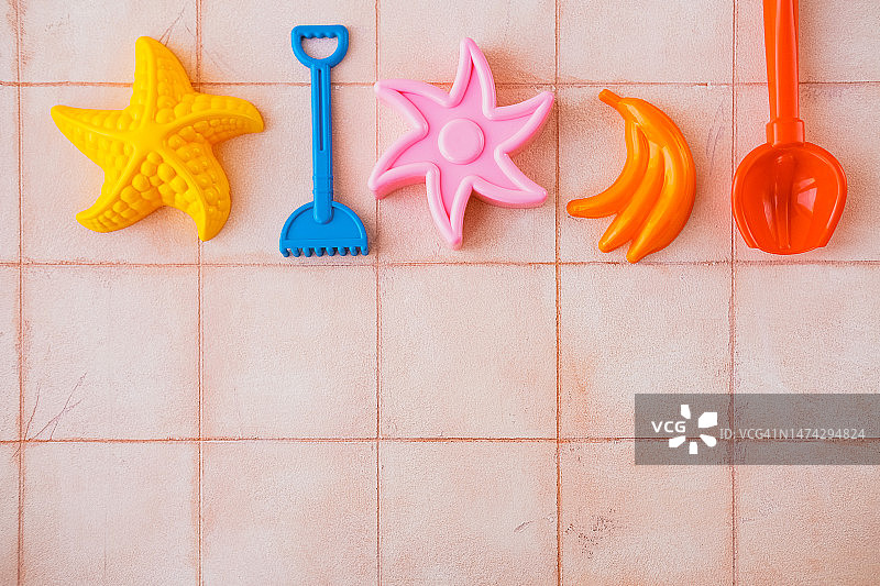 玩具海星、耙子、香蕉和勺子图片素材