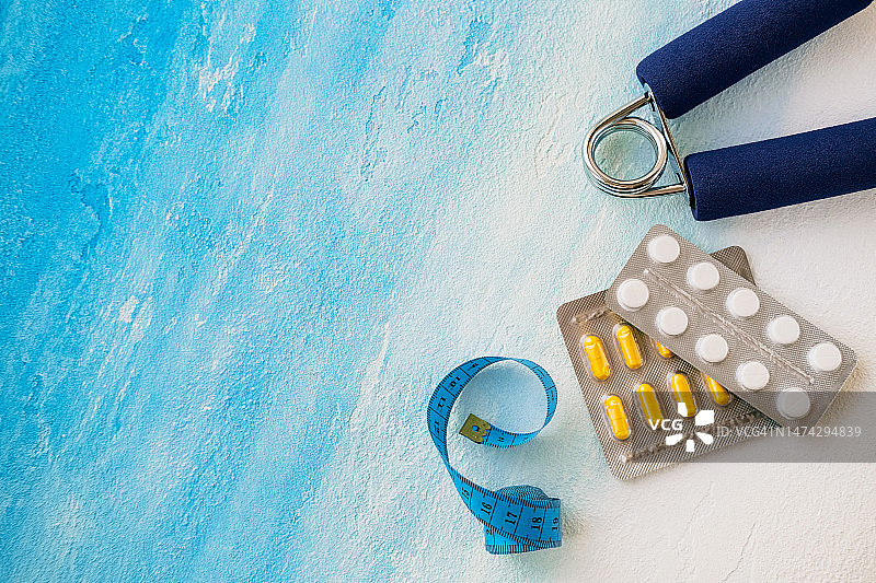 卷尺、药丸和握力器图片素材