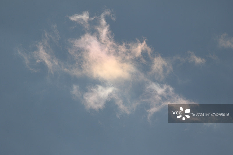 蓝天上的彩虹色云彩图片素材